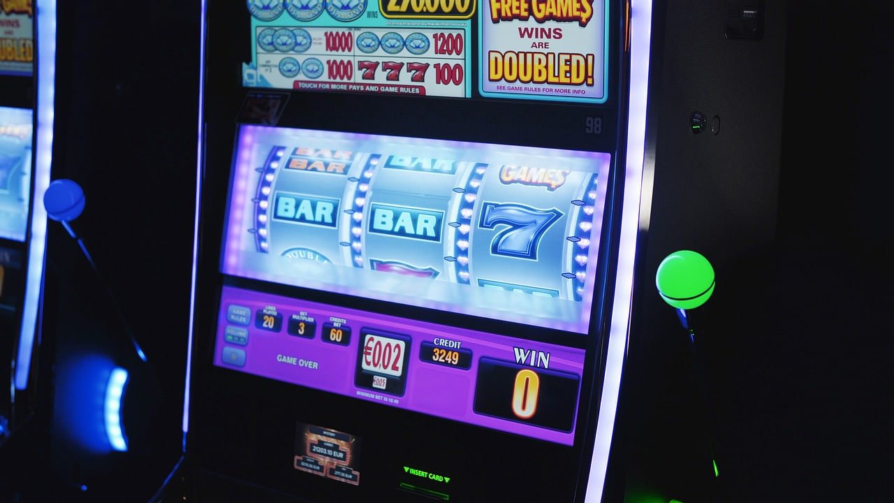Người dùng xem tỷ lệ kèo bóng đá trên điện thoại tại 55win